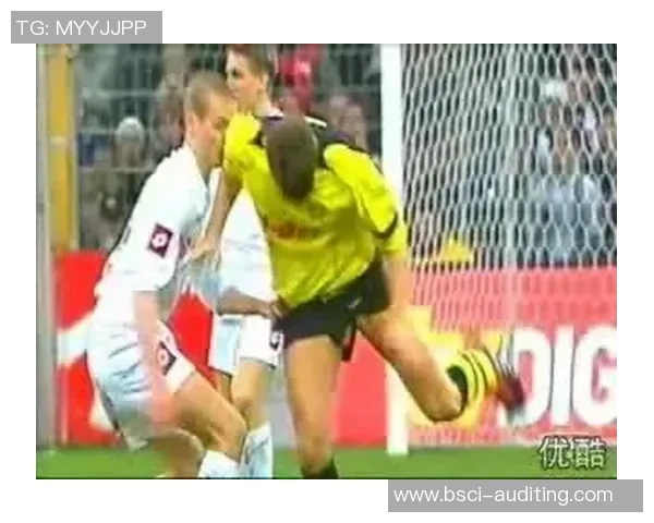 足球特技表演视频精彩瞬间集锦让你领略球场上的绝妙技艺与创意表演